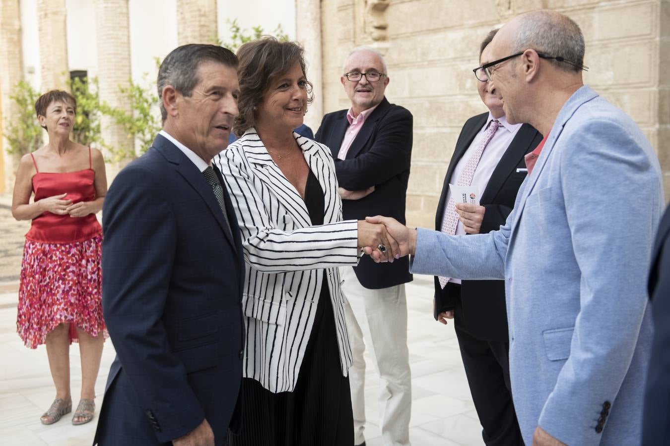 La consejera de Salud y Consumo, Catalina García, y el presidente de la Fundación, Manuel Movilla, saludan a los premiados al llegar al Alcázar