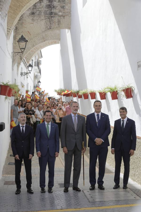 El Rey saluda a las numerosas personas que lo esperaban en Lebrija