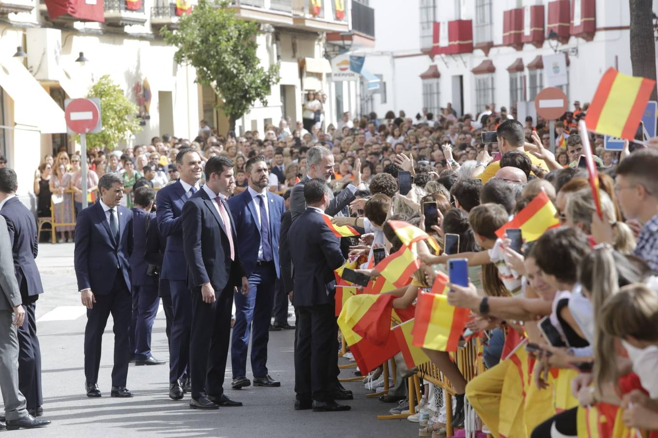 El Rey saluda a las numerosas personas que lo esperaban en Lebrija