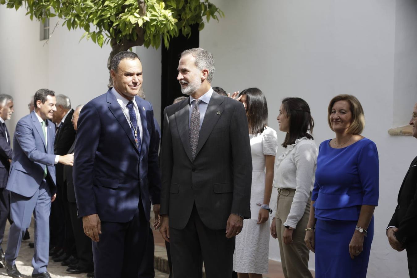 El Rey saluda a las numerosas personas que lo esperaban en Lebrija