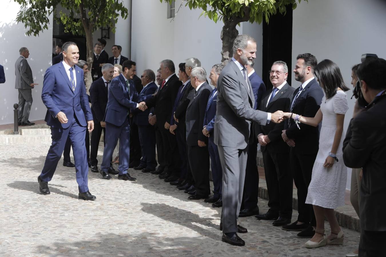 El Rey saluda a las numerosas personas que lo esperaban en Lebrija