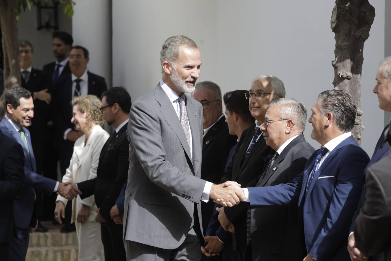 El Rey saluda a las numerosas personas que lo esperaban en Lebrija