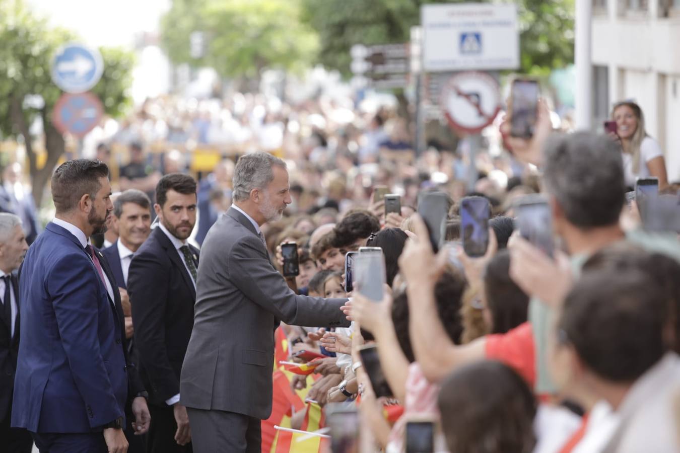 El Rey saluda a las numerosas personas que lo esperaban en Lebrija