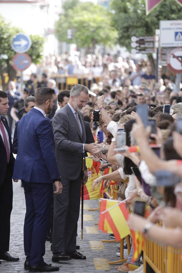 El Rey saluda a las numerosas personas que lo esperaban en Lebrija