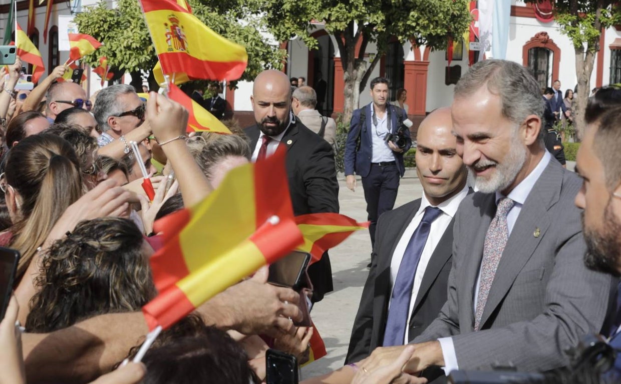 El Rey saluda a las numerosas personas que lo esperaban en Lebrija
