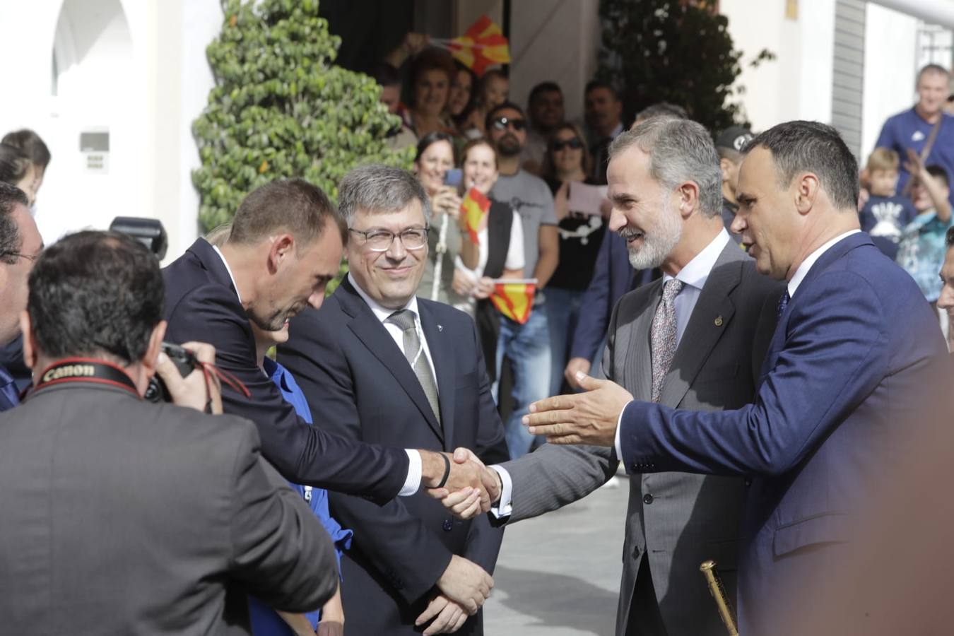 El Rey saluda a las numerosas personas que lo esperaban en Lebrija