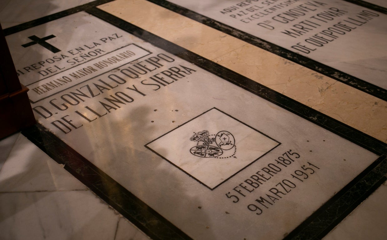 Lápida de la tumba de Queipo de Llano, junto a la de su esposa, en la basílica de la Macarena