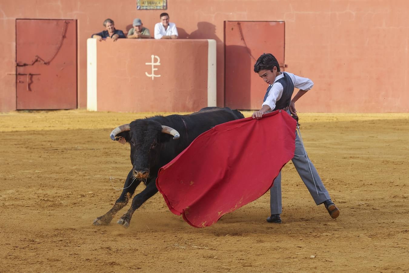 El novillero Marco Pérez, en la finca de Juan Antonio Ruiz 'Espartaco'