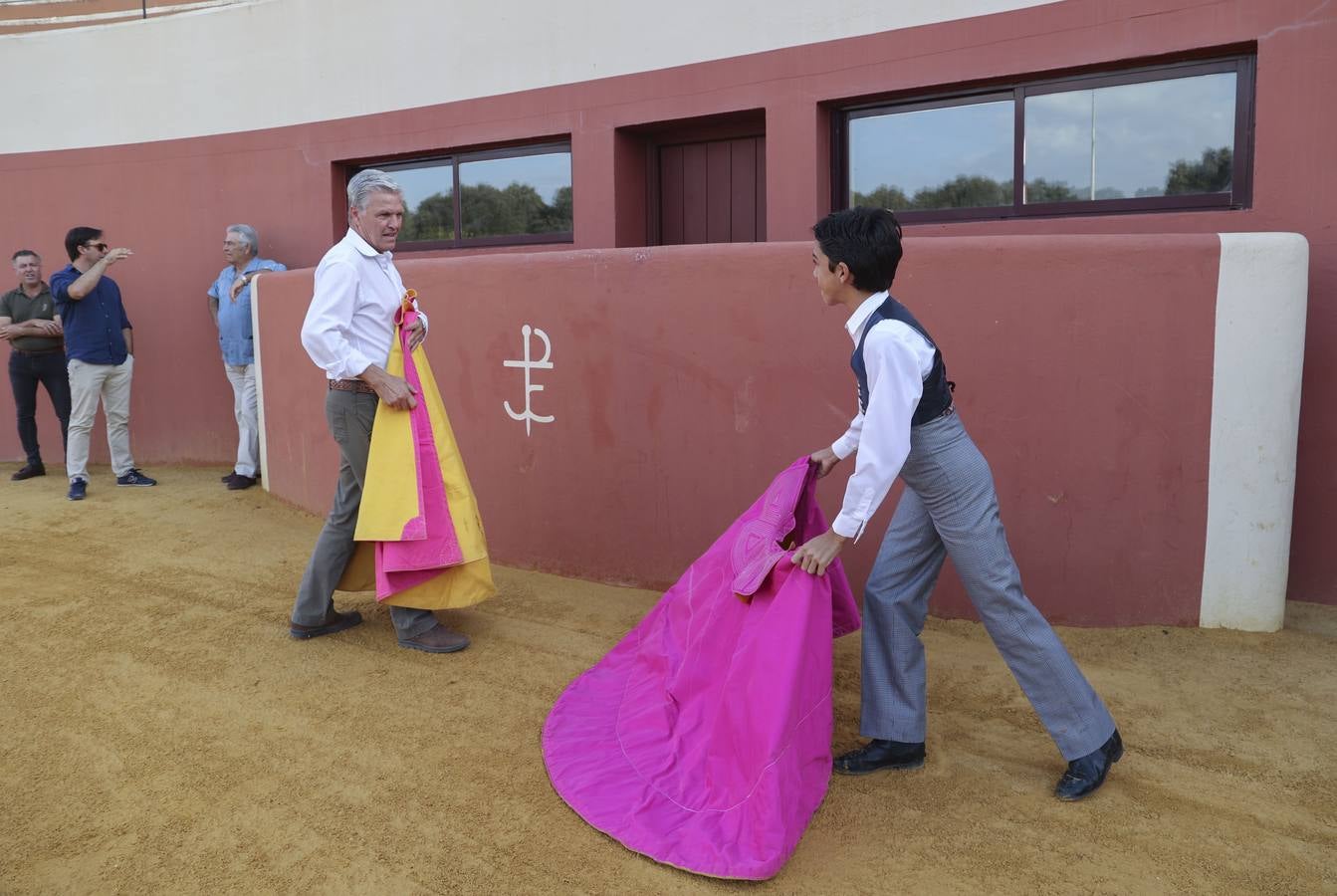 El novillero Marco Pérez, en la finca de Juan Antonio Ruiz 'Espartaco'