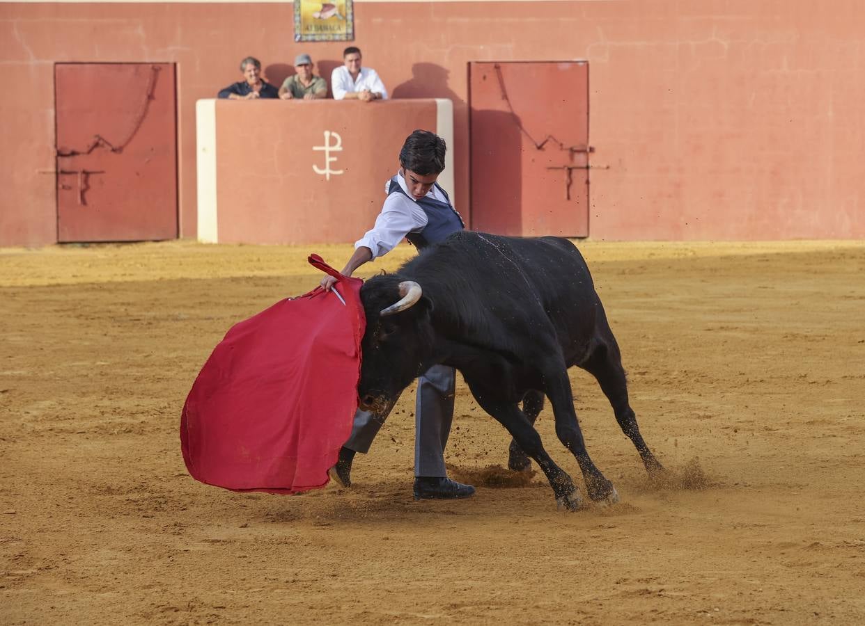 El novillero Marco Pérez, en la finca de Juan Antonio Ruiz 'Espartaco'