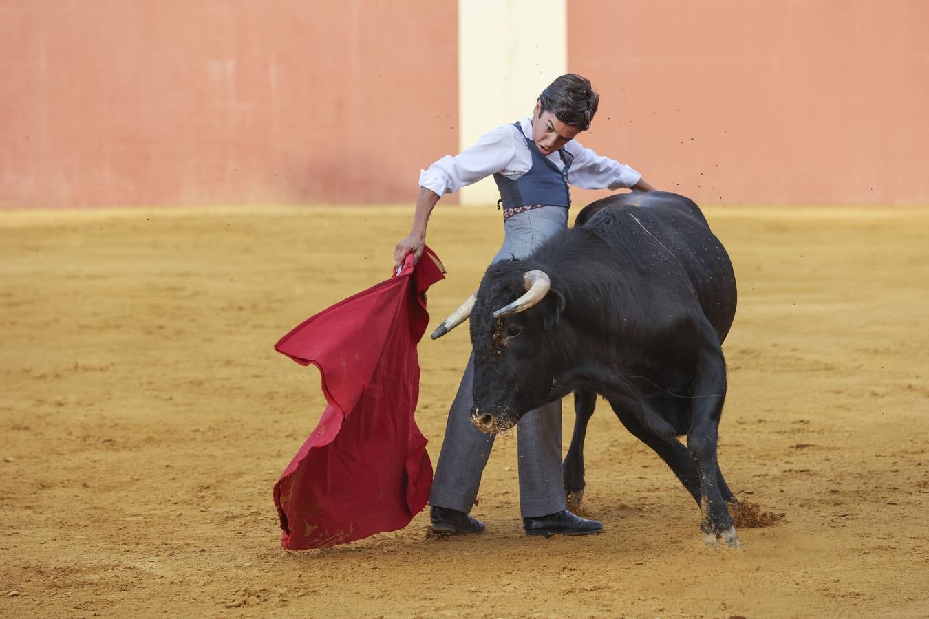 El novillero Marco Pérez, en la finca de Juan Antonio Ruiz 'Espartaco'