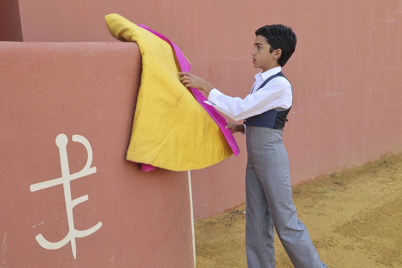 El novillero Marco Pérez, en la finca de Juan Antonio Ruiz 'Espartaco'