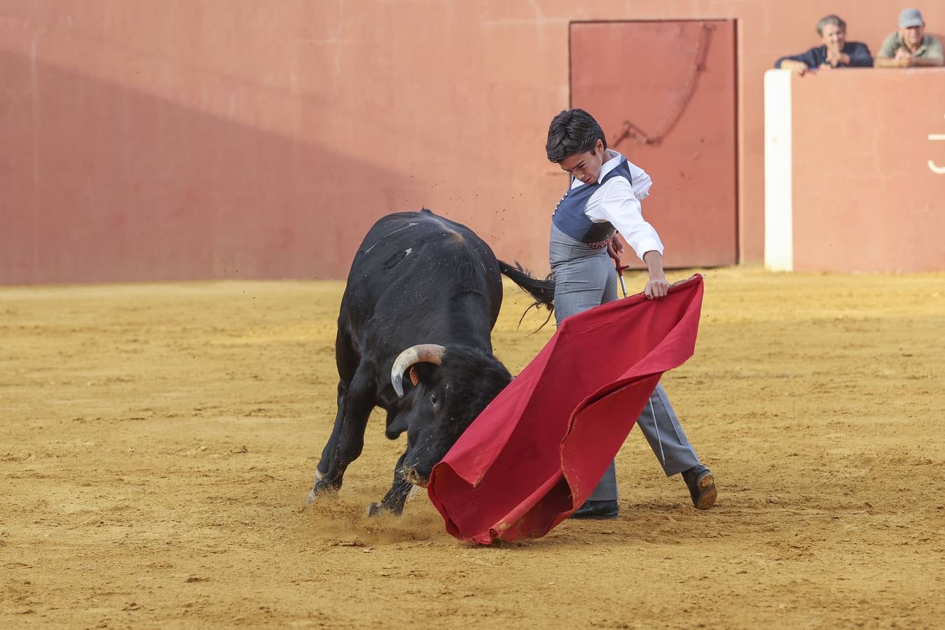 El novillero Marco Pérez, en la finca de Juan Antonio Ruiz 'Espartaco'