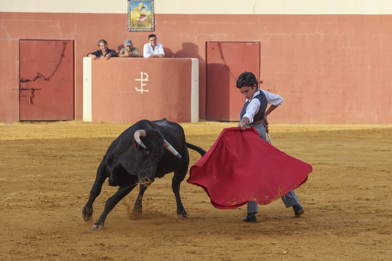 El novillero Marco Pérez, en la finca de Juan Antonio Ruiz 'Espartaco'