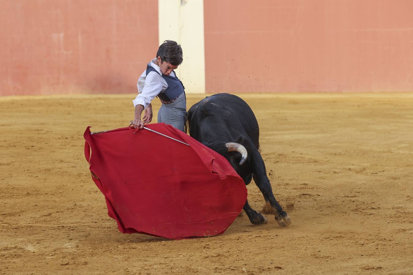 El novillero Marco Pérez, en la finca de Juan Antonio Ruiz 'Espartaco'
