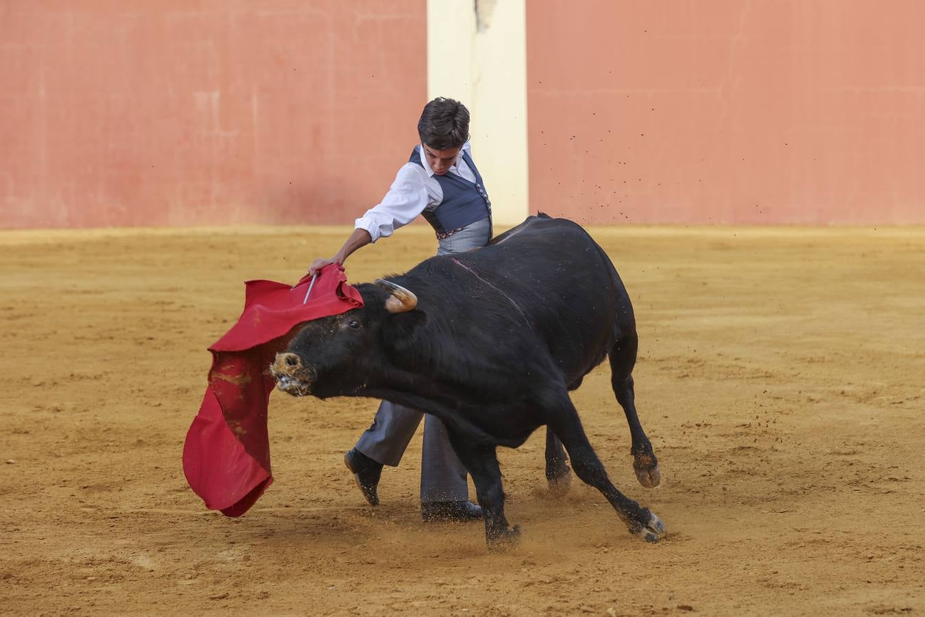 El novillero Marco Pérez, en la finca de Juan Antonio Ruiz 'Espartaco'