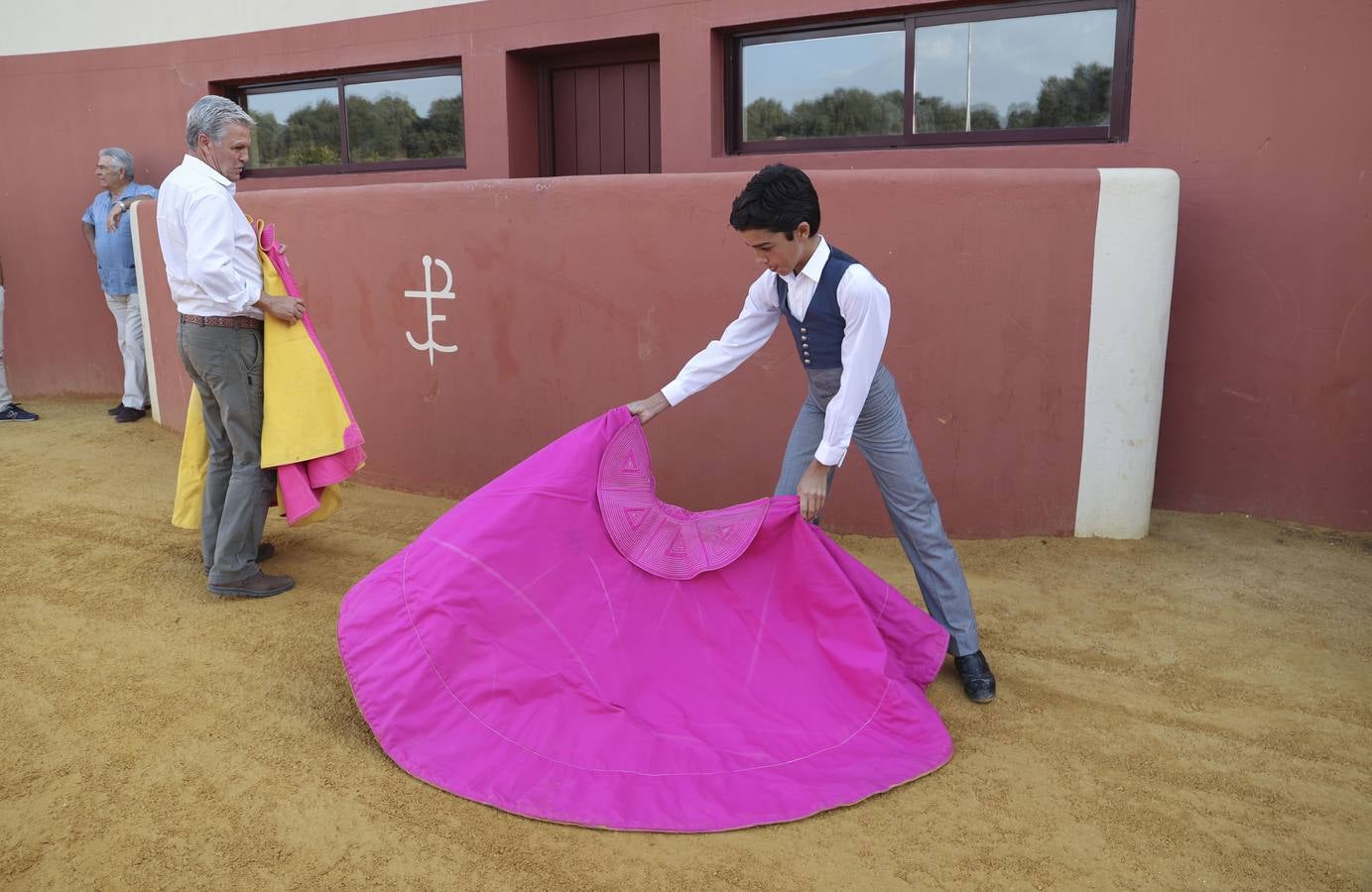 El novillero Marco Pérez, en la finca de Juan Antonio Ruiz 'Espartaco'