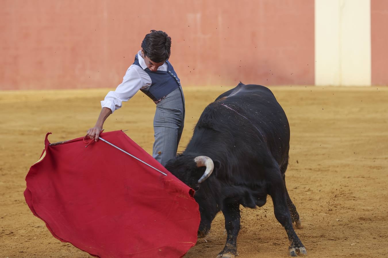 El novillero Marco Pérez, en la finca de Juan Antonio Ruiz 'Espartaco'