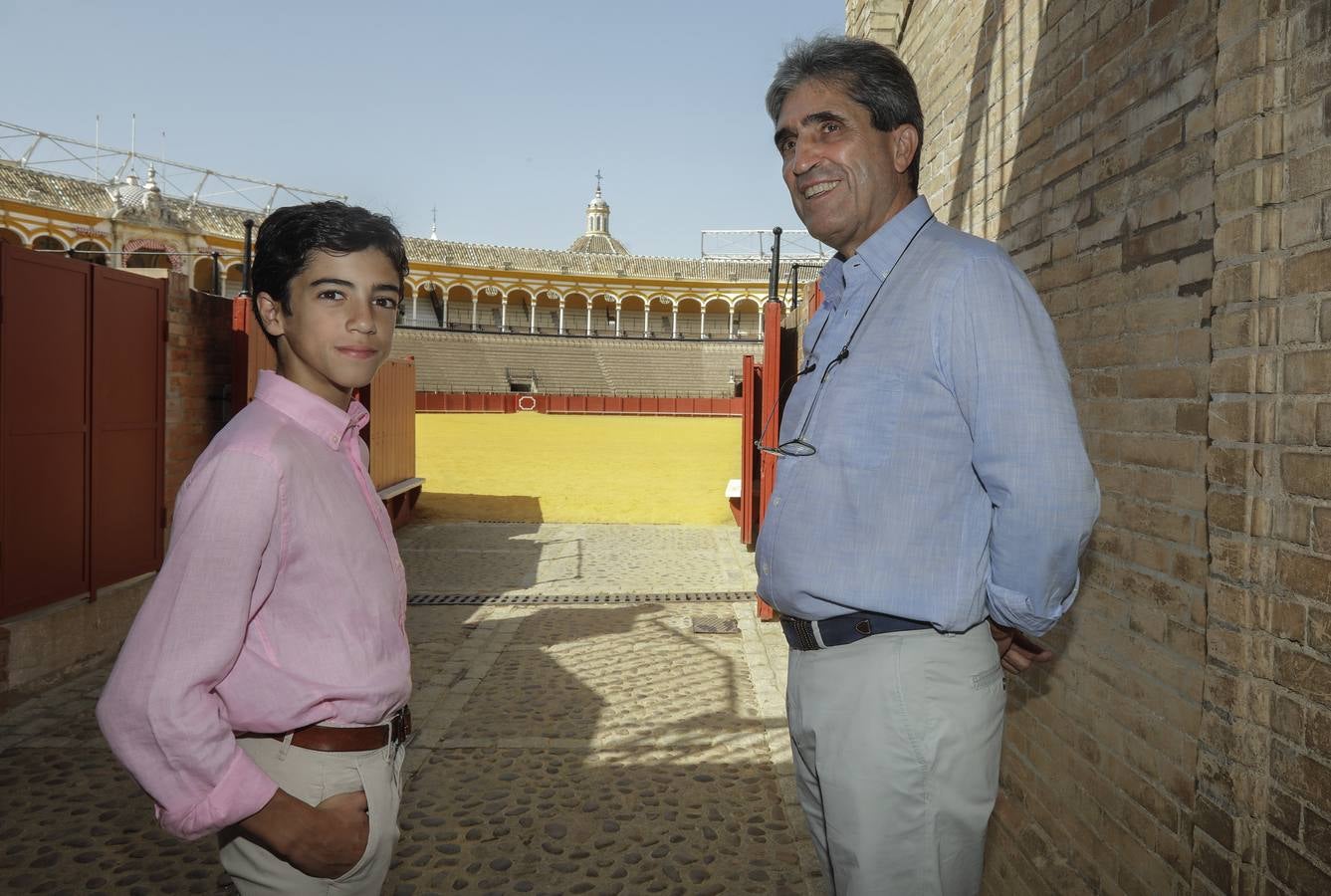 El novillero Marco Pérez, con el matador Emilio Muñoz en la Maestranza