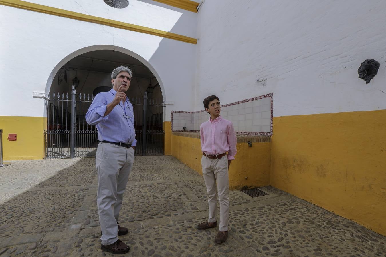 El novillero Marco Pérez, con el matador Emilio Muñoz en la Maestranza