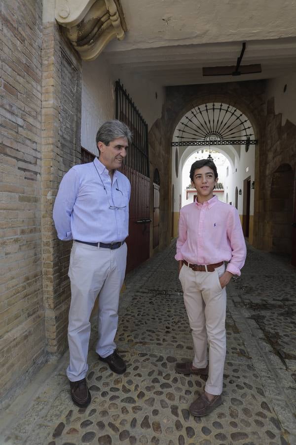 El novillero Marco Pérez, con el matador Emilio Muñoz en la Maestranza