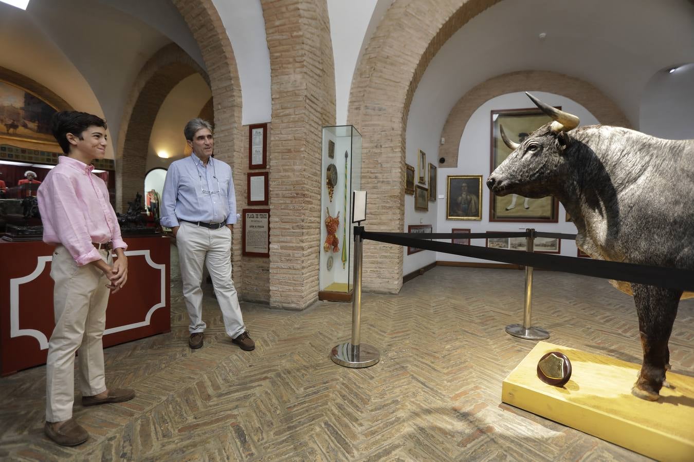 El novillero Marco Pérez, con el matador Emilio Muñoz en la Maestranza