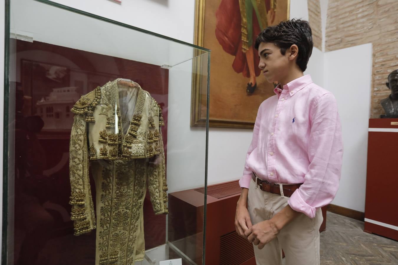 El novillero Marco Pérez, con el matador Emilio Muñoz en la Maestranza