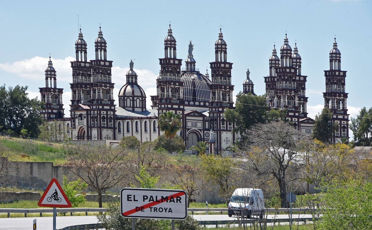 Basílica de El Palmar de Troya, en la provincia de Sevilla