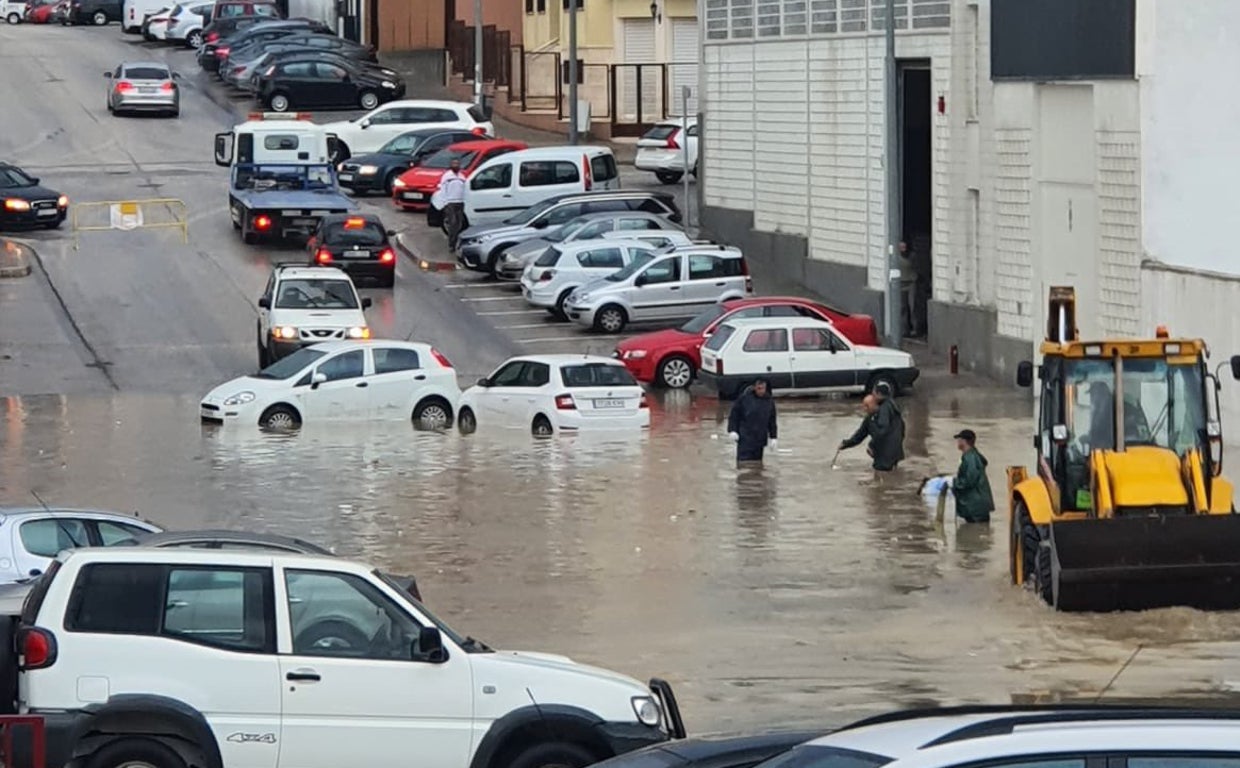 Coches afectados por la inundación del polígono industrial de Estepa / Riadas en las calles de Marinaleda y Estepa