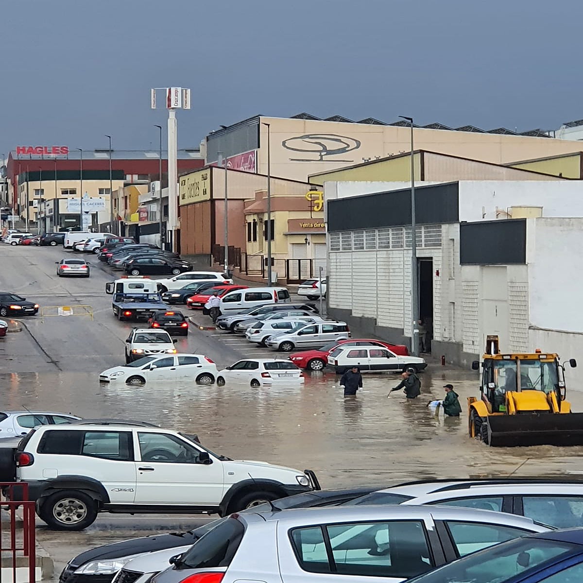 Una fuerte tromba de agua inunda el polígono industrial de Estepa