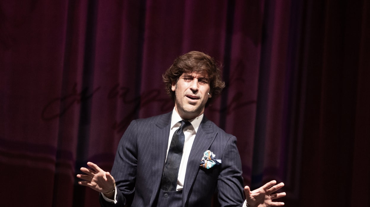 La divertida historia de Manuel Lombo y su mascota, la gallina Mari Valme