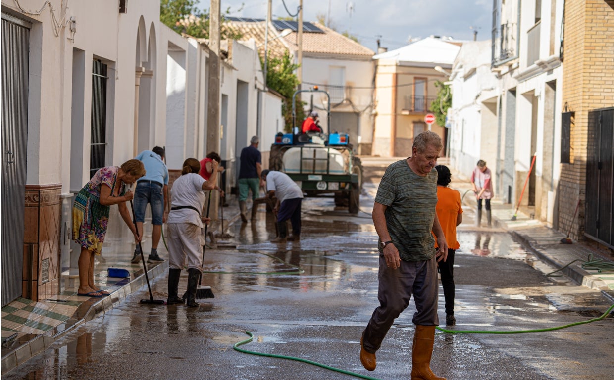 Los vecinos de Marinaleda recogen y limpian el lodo de sus calles tras la inundación de este lunes