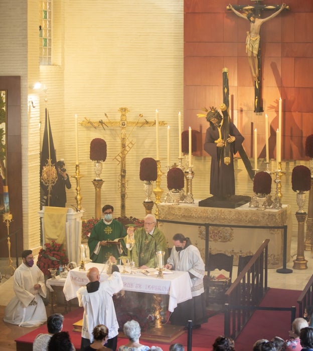 El cardenal Amigo ofició una misa en Tres Barrios ante la imagen del Gran Poder