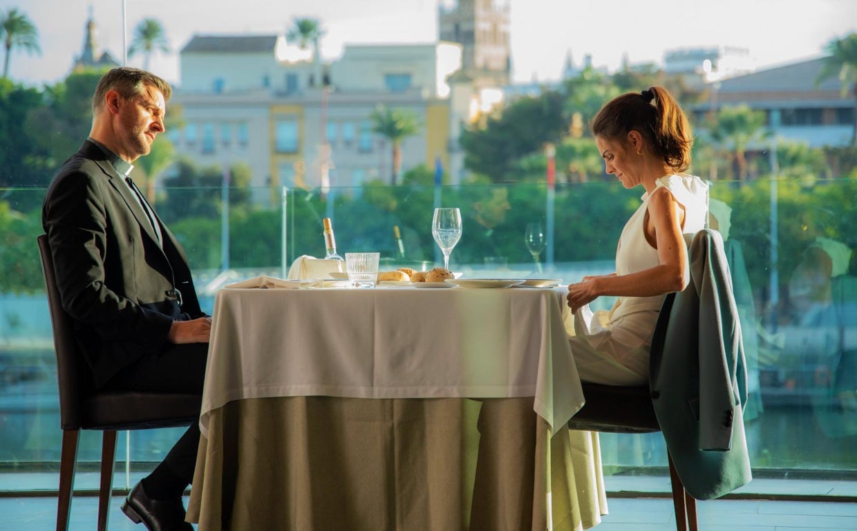 Richard Armitage (padre Lorenzo Quart) y Amaia Salamanca (Macarena Brunner) en el restaurante Abades Triana