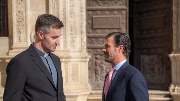 Richard Armitage y Rodolfo Sancho (Pencho Gavira) junto al Ayuntamiento