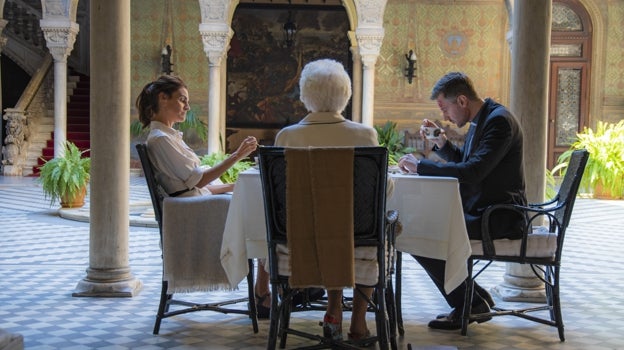 Amaia Salamanca, Fionula Flanagan (duquesa Cruz Brunner) y Richard Armitage en el Palacio del marqués de la Motilla