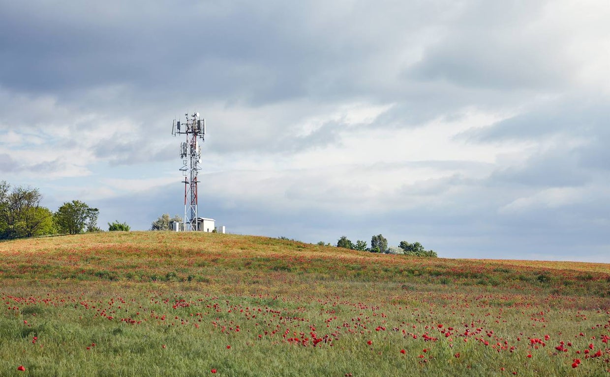 Torre de telecomunicaciones en una zona rural