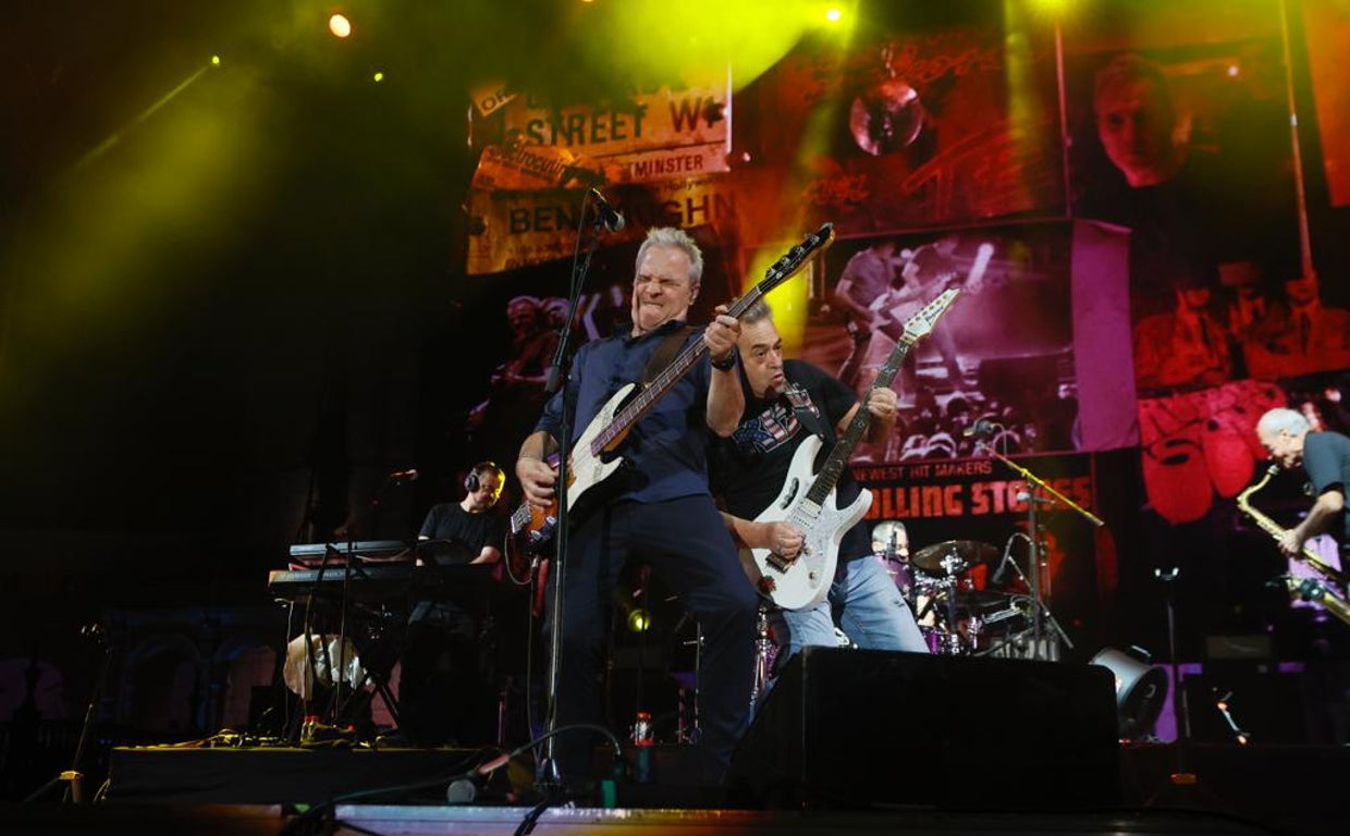 David Summers y Rafa Gutiérrez en un momento del concierto que Hombres G ofreció anoche en Sevilla