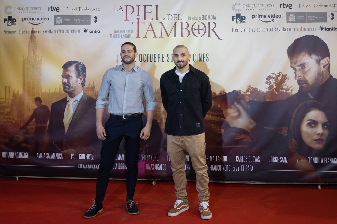 El director, los actores y el autor de la novela asistieron al estreno en Sevilla