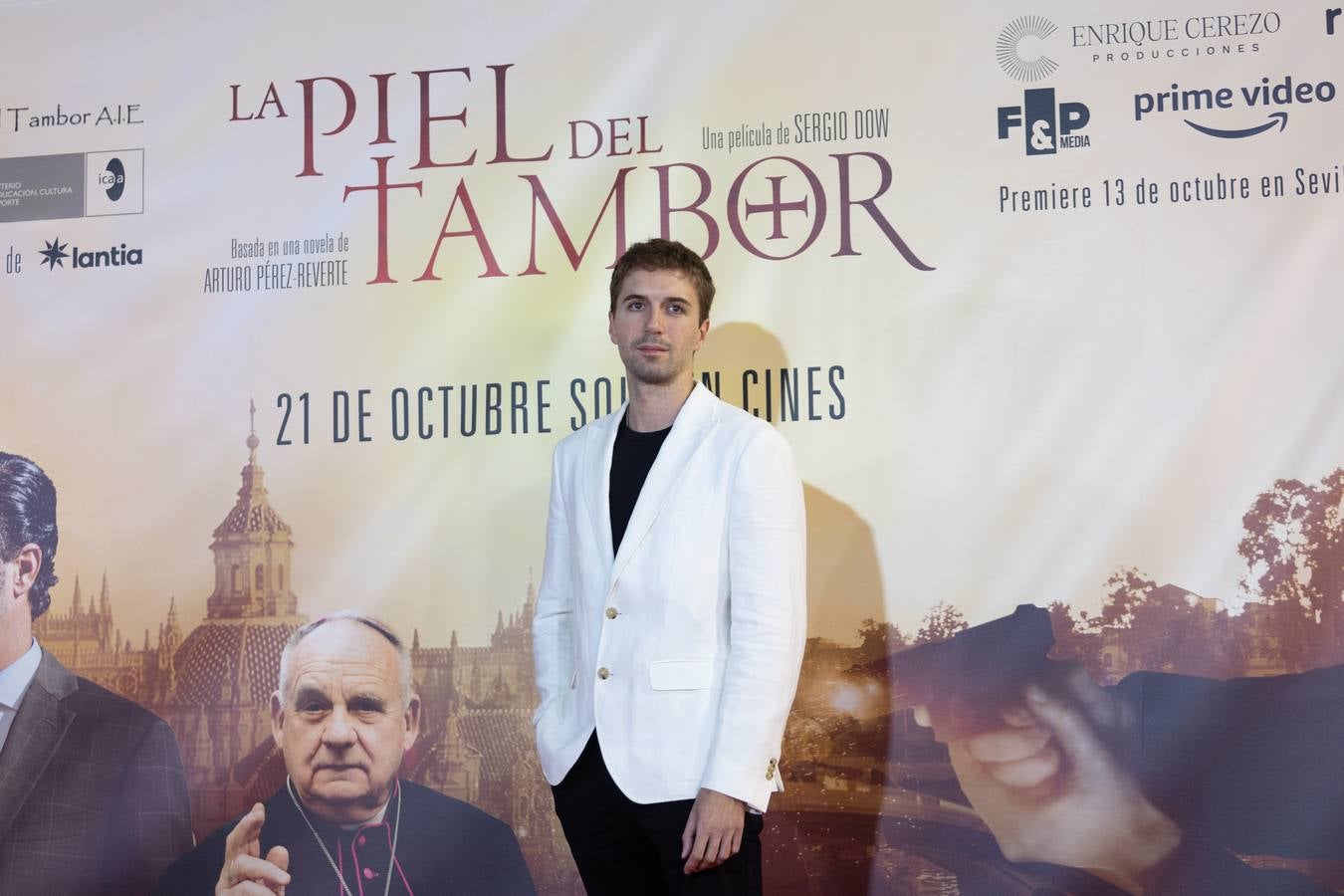 El director, los actores y el autor de la novela asistieron al estreno en Sevilla