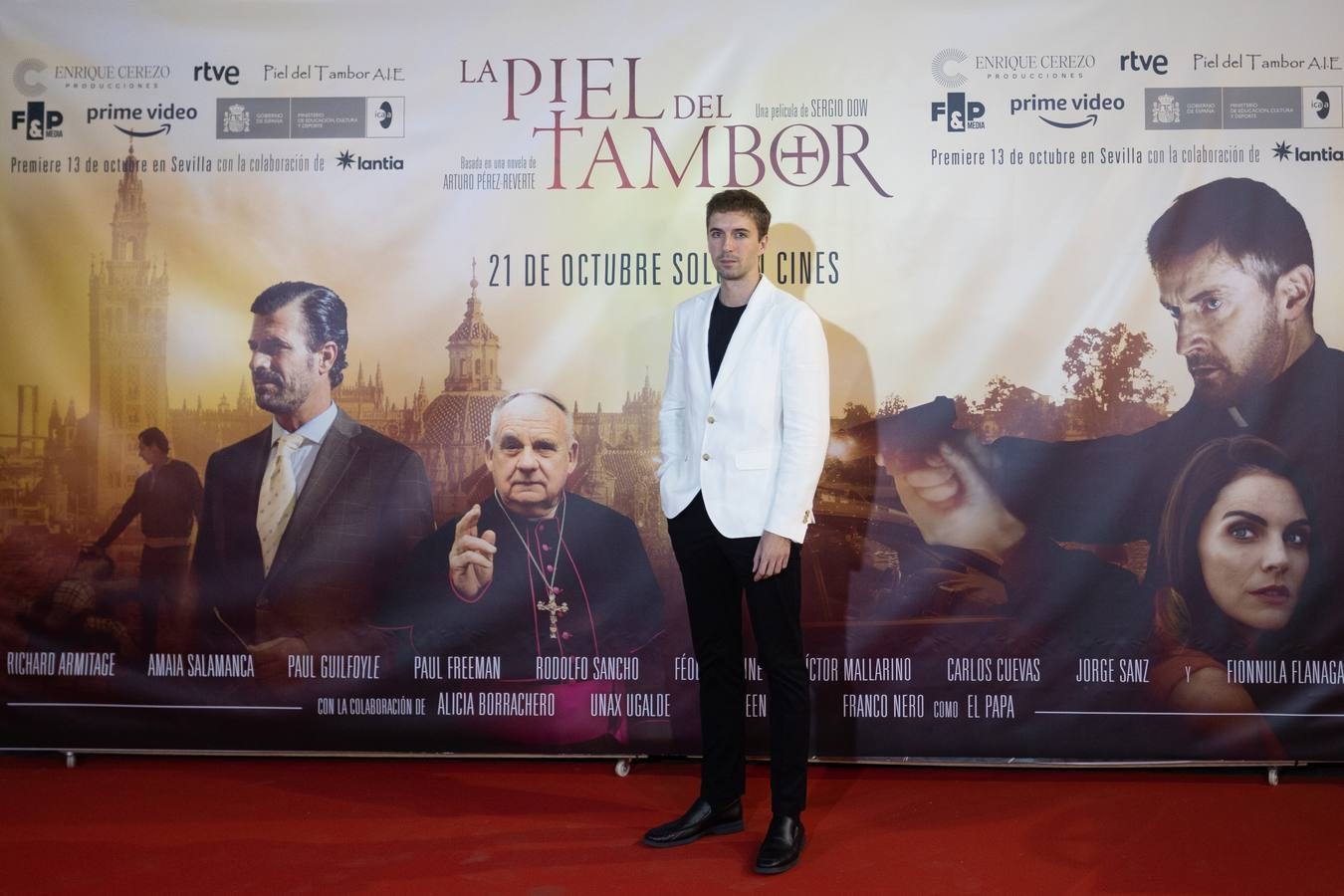 El director, los actores y el autor de la novela asistieron al estreno en Sevilla