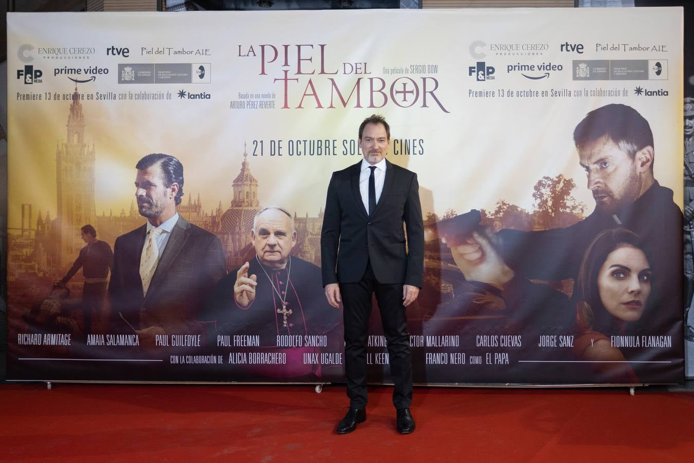 El director, los actores y el autor de la novela asistieron al estreno en Sevilla