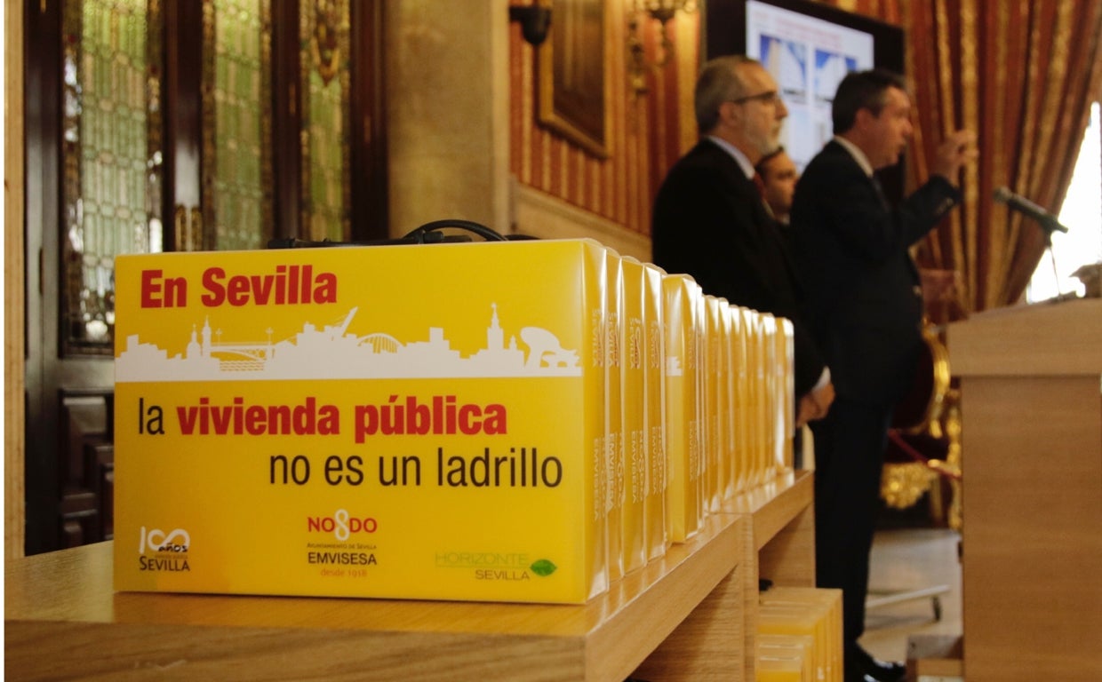 Entrega de pisos de Emvisesa con el anterior alcalde, Juan Espadas