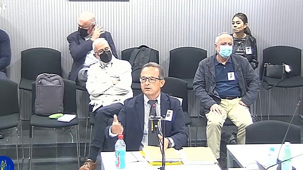 Joaquín Peña, mientras declara, con Torrijos y García sentados detrás