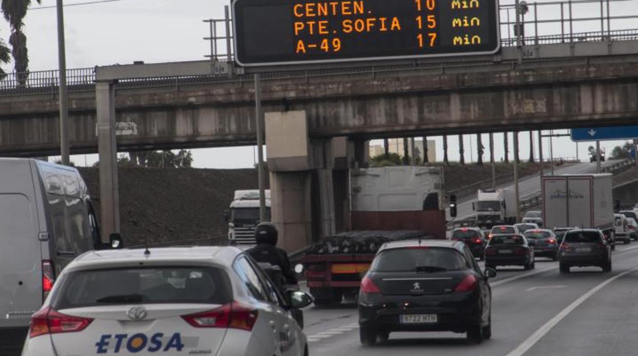 Colapso en las entradas a Sevilla: la lluvia deja atascos kilométricos en el puente del Centenario y en la A-49