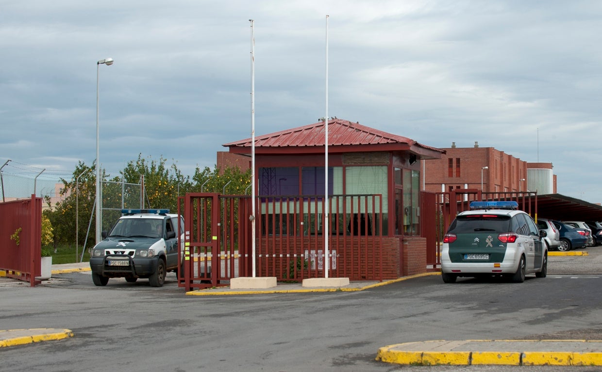 Acceso al centro penitenciario de Sevilla I
