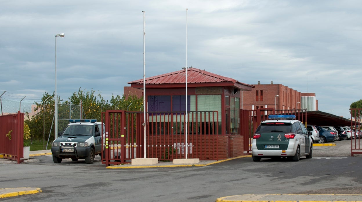 Un preso se corta el cuello en la cárcel de Sevilla I para que le den una dosis de metadona