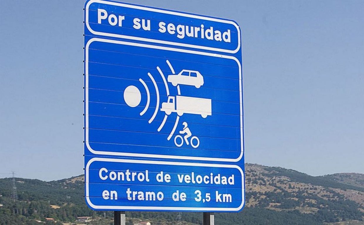 Señal que indica un radar de tramos durante 3,5 kilómetros
