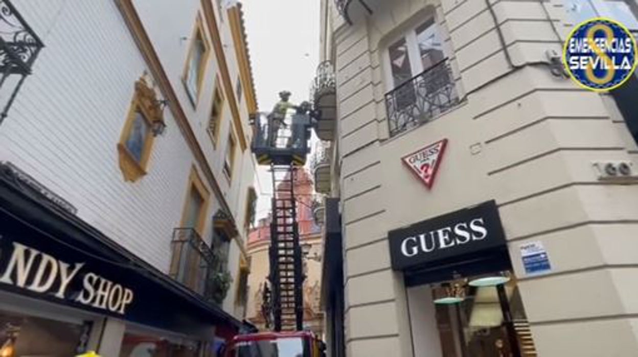 Alcanzadas tres mujeres por el desprendimiento de unas chapas metálicas en un edificio de la calle Jovellanos