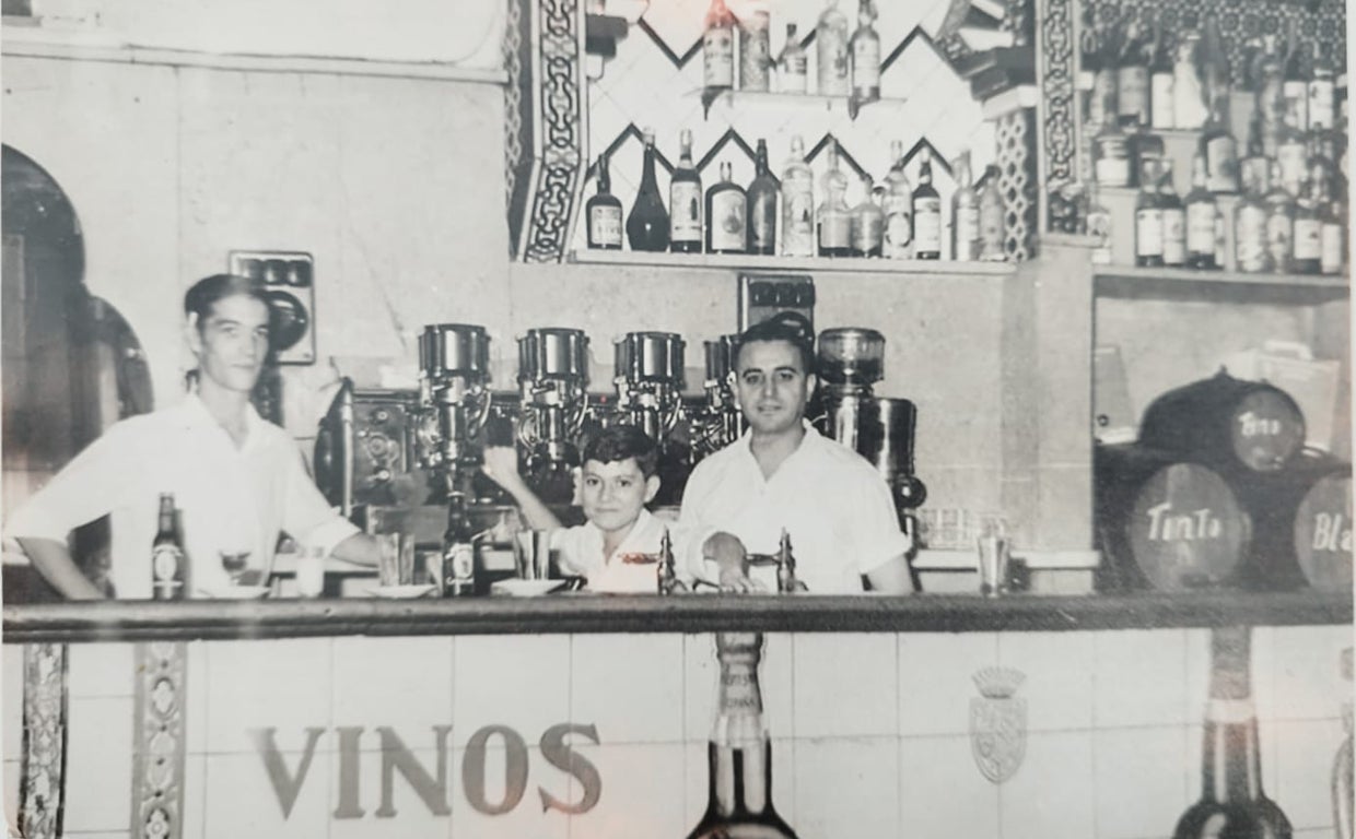 José Cárdenas Gómez en el bar de Triana